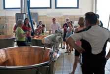 Eine Touristengruppe in der Produktionshalle einer Fabrik, in der der bekannte Grana Padano hergestellt wird.