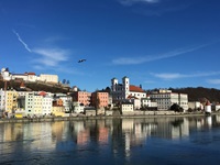Blick zur Promenade von Passau mit der Veste Oberhaus auf der linken Seite