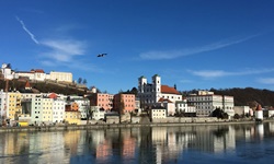 Blick zur Promenade von Passau mit der Veste Oberhaus auf der linken Seite