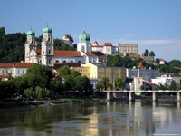 Der Stephansdom in Passau von der Donau aus gesehen