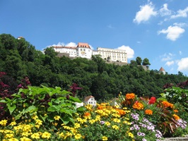 Blick über wunderschöne Blumen zur Veste Oberhaus in Passau