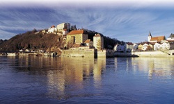 Blick auf das Donauufer bei Passau. Im Bildhintergrund ist die Veste Oberhaus zu erkennen.