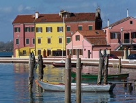 Bunte Fischerhäuschen auf der Insel Pellestrina.