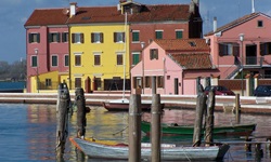 Bunte Fischerhäuschen auf der Insel Pellestrina.
