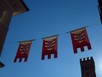 Ein Band von Haus zu Haus mit drei Fähnchen, die das Wappen des Ortes zeigen