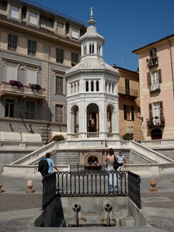 Die prächtig überdachte Thermalquelle La Bollente in Acqui Terme.