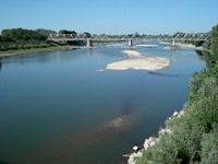 Eine moderne Brücke über den Po, den längsten Fluss Italiens.
