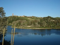 Blick auf Barbaresco, im Vordergrund der Fluss Tanaro.
