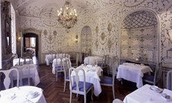 Blick in den verträumten Speisesaal mti Kronleuchtern des Hotels Sina Villa Matilde