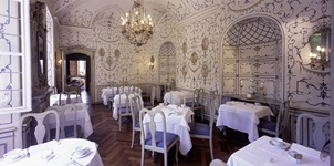 Blick in den verträumten Speisesaal mti Kronleuchtern des Hotels Sina Villa Matilde