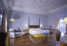 Blick in eines der traumhaften Doppelzimmer mit Sofa des Hotels Sina Vila Matilde