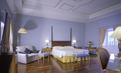 Blick in eines der traumhaften Doppelzimmer mit Sofa des Hotels Sina Vila Matilde