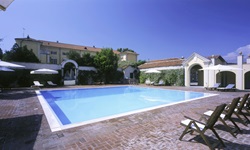 Blick auf den Pool und den Liegebereich des Hotels Sina Villa Matilde