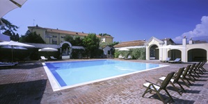 Blick auf den Pool und den Liegebereich des Hotels Sina Villa Matilde