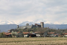 Blick auf das Castello Pavone im Piemont mit den schneepedeckten Alpengipfeln im Hintergrund