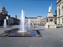 Blick auf den Springbrunnen und zum Royal Palace in Turin
