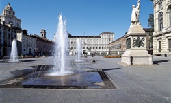 Blick auf den Springbrunnen und zum Royal Palace in Turin