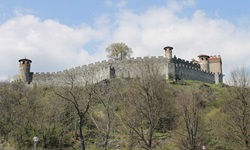 Blick auf das schöne Castello Pavone im Piemont