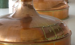 Blick auf drei Braukessel in einer Brauerei in Pilsen