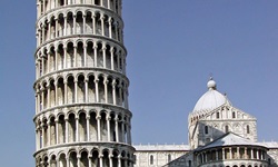 Die Piazza dei Mirácoli in Pisa mit dem "Schiefen Turm" und dem benachbarten Dom.