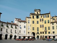 Die Piazza dell'Anfiteatro in Lucca.