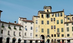 Die Piazza dell'Anfiteatro in Lucca.