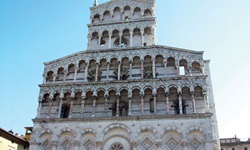 Die reich mit Arkaden geschmückte Fassade der Kathedrale "San Michele in Foro" in Lucca.