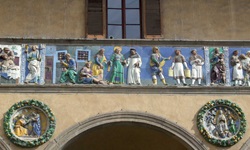 Ein farbenprächtiges Relief am mittelalterlichen Krankenhaus "Ospedale del Ceppo" in Pistoia.