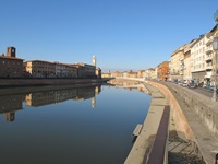 Eine der auch als "Lungarno" bekannten, am Arno entlangführenden Straßen in Pisa.