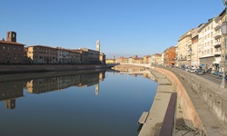 Eine der auch als "Lungarno" bekannten, am Arno entlangführenden Straßen in Pisa.
