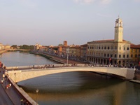 Eine Brücke über den Arno verbindet zwei pisanische Lungarnos (Straßen, die am Arno entlangführen).