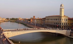 Eine Brücke über den Arno verbindet zwei pisanische Lungarnos (Straßen, die am Arno entlangführen).