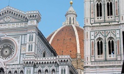 Die Türme des Baptisteriums rahmen die charakteristische Kuppel des Florenzer Doms ein.