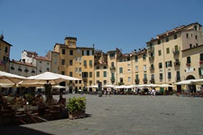 Sonnenschirme auf der Piazza dell'Anfiteatro in Lucca.