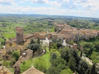 Blick auf San Miniato mit dem weithin sichtbaren Turm Friedrichs II., der als letzter Rest von der alten Kaiserburg übrig blieb.