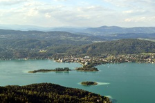 Blick über den Wörthersee nach Pörtschach in Kärnten