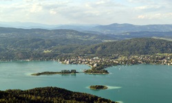 Blick über den Wörthersee nach Pörtschach in Kärnten