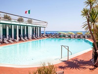 Blick auf den Pool des Hotel Gabriella