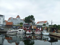 Ein kleiner Bootshafen mit Bootshäusern auf der Insel Bornholm