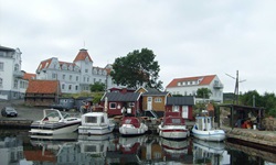 Ein kleiner Bootshafen mit Bootshäusern auf der Insel Bornholm