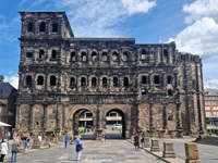 Blick auf die mächtige Porta Nigra in Trier