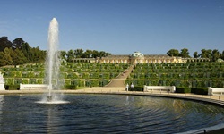 Der wunderschöne Springbrunnen im Park des Schlosses Sanssouci in Potsdam
