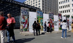 Blick auf den Potsdamer Platz mit Mauerresten und Infotafeln über die Berliner Mauer