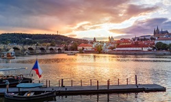 Blick über die vom Sonnenuntergang beleuchtete Moldau nach Prag