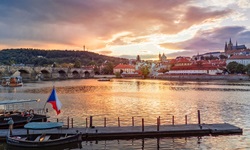 Blick über die Moldau nach Prag im Sonnenuntergang
