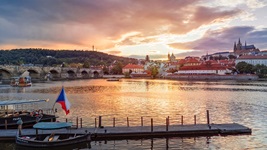 Blick über die Moldau nach Prag im Sonnenuntergang