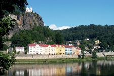 Das zu Füßen der gleichnamigen Burg am Elbufer gelegene Städtchen Hohnstein in der Sächsischen Schweiz.