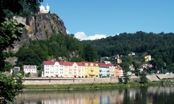 Das zu Füßen der gleichnamigen Burg am Elbufer gelegene Städtchen Hohnstein in der Sächsischen Schweiz.