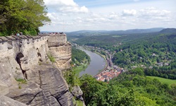 Die eindrucksvollen Felsen des Elbsandsteingebirges erheben sich über dem Fluss.