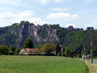 Radler auf dem Elbe-Radweg vor der beeindruckenden Kulisse des Elbsandsteingebirges in der Sächsischen Schweiz.